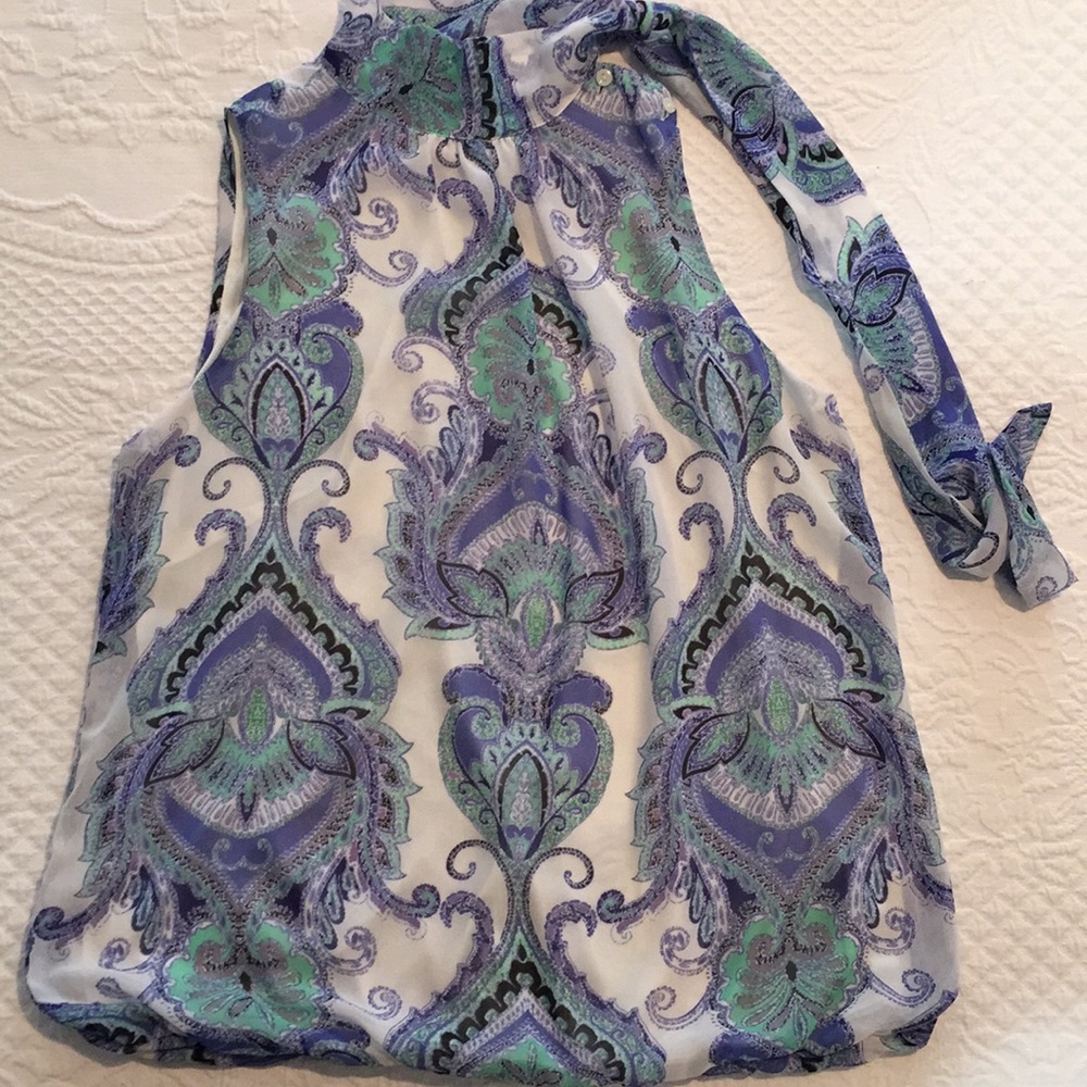 Liz Claiborne Sleeveless patterned shell with elastic bottom